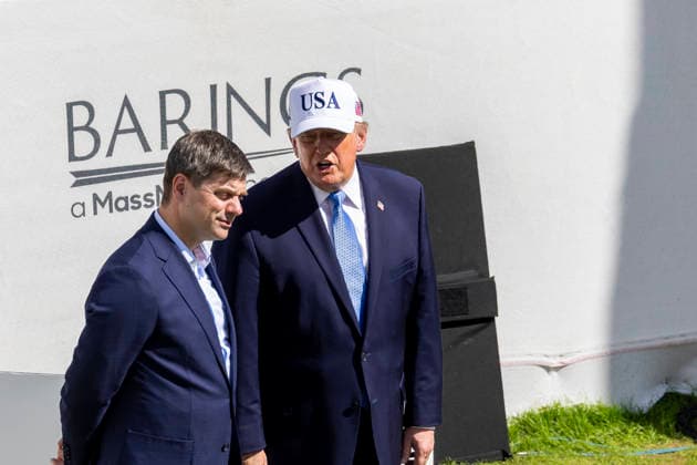September 27, 2026, Medinah, Illinois, USA: U.S. President DONALD TRUMP speaks with PGA TOUR Commissioner BRIAN ROLAPP during the final day of the 2026 Presidents Cup at Medinah Country Club in Medinah, Illinois, USA, on September 27, 2026. Medinah USA  - ZUMAj302 20260927_znp_j302_044 Copyright: xBrettxJohnsenx