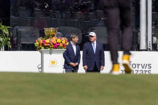 September 27, 2026, Medinah, Illinois, USA: U.S. President DONALD TRUMP speaks with PGA TOUR Commissioner BRIAN ROLAPP during the final day of the 2026 Presidents Cup at Medinah Country Club in Medinah, Illinois, USA, on September 27, 2026. Medinah USA  - ZUMAj302 20260927_znp_j302_048 Copyright: xBrettxJohnsenx