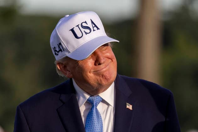 September 27, 2026, Medinah, Illinois, USA: U.S. President DONALD TRUMP smiles toward supporters during the closing ceremony of the 2026 Presidents Cup at Medinah Country Club in Medinah, Illinois, USA, on September 27, 2026. Medinah USA  - ZUMAj302 20260927_znp_j302_061 Copyright: xBrettxJohnsenx