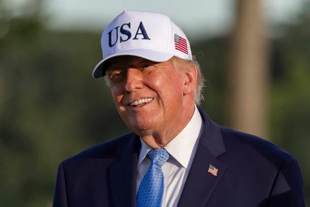 September 27, 2026, Medinah, Illinois, USA: U.S. President DONALD TRUMP smiles toward supporters during the closing ceremony of the 2026 Presidents Cup at Medinah Country Club in Medinah, Illinois, USA, on September 27, 2026. Medinah USA  - ZUMAj302 20260927_znp_j302_062 Copyright: xBrettxJohnsenx