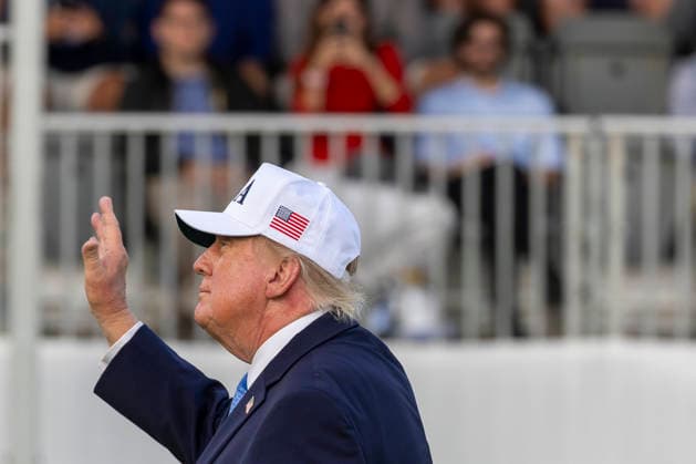 September 27, 2026, Medinah, Illinois, USA: U.S. President DONALD TRUMP waves to fans as he leaves following the closing ceremony of the 2026 Presidents Cup at Medinah Country Club in Medinah, Illinois, USA, on September 27, 2026. Medinah USA  - ZUMAj302 20260927_znp_j302_071 Copyright: xBrettxJohnsenx