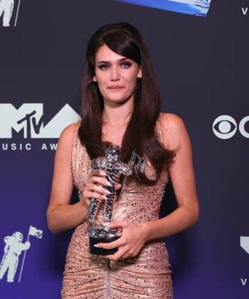 2026 MTV Video Music Awards (VMAs) - Press Room Sienna Spiro, winner of the Best New Artist award, poses in the press room during the 2026 MTV Video Music Awards (VMAs) at Peacock Theater on September 27, 2026 in Los Angeles, California. Los Angeles Peacock Theater California United States Copyright: ximageSPACEx