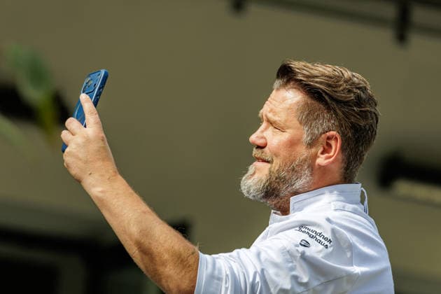 September 27, 2026, Düsseldorf: Mike Süsser at the Lido Malkasten on the sidelines of an event organized by Chefs in Town Düsseldorf Lido at the Malkasten, Jacobistraße, North Rhine-Westphalia, Germany