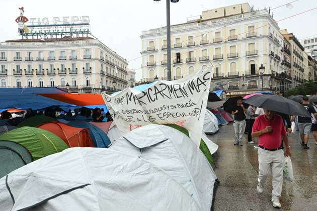 The Puerta del Sol encampment continues despite the rain. Dozens of people remain camped out at Puerta del Sol to protest the housing crisis, on September 28, 2026, in Madrid, Spain. The rain has forced participants in the encampment for the right to housing to readjust their awnings and tarps, but the Tenants’ Union is maintaining the protest and continues to distribute food among those present. They are demanding a new housing decree dubbed the Maricarmen Decree in honor of the octogenarian who was evicted last Wednesday, September 23, in Madrid, which would provide measures to guarantee the right to housing. SEPTEMBER 28, 2026 Madrid Madrid, Spain  Copyright: xGustavoxValientex 7806253
