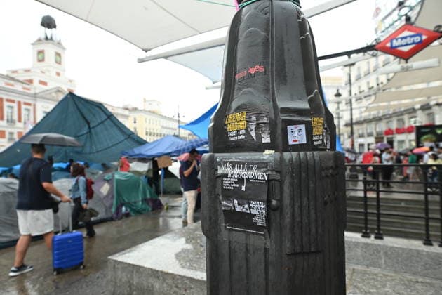 The Puerta del Sol encampment continues despite the rain. Dozens of people remain camped out at Puerta del Sol to protest the housing crisis, on September 28, 2026, in Madrid, Spain. The rain has forced participants in the encampment for the right to housing to readjust their awnings and tarps, but the Tenants’ Union is maintaining the protest and continues to distribute food among those present. They are demanding a new housing decree dubbed the Maricarmen Decree in honor of the octogenarian who was evicted last Wednesday, September 23, in Madrid, which would provide measures to guarantee the right to housing. SEPTEMBER 28, 2026 Madrid Madrid, Spain  Copyright: xGustavoxValientex 7806254