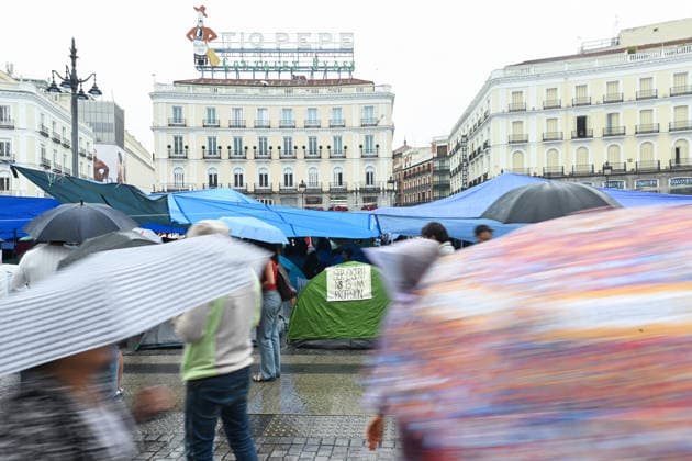 The Puerta del Sol encampment continues despite the rain. Dozens of people remain camped out at Puerta del Sol to protest the housing crisis, as of September 28, 2026, in Madrid, Spain. The rain has forced participants in the encampment for the right to housing to reposition their awnings and tarps, but the Tenants’ Union is maintaining the protest and continues to distribute food among those present. They are demanding a new housing decree dubbed the Maricarmen Decree in honor of the octogenarian who was evicted last Wednesday, September 23, in Madrid, which would provide measures to guarantee the right to housing. SEPTEMBER 28, 2026 Madrid, Spain  Copyright: xGustavoxValientex 7806361