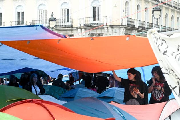 The Puerta del Sol encampment continues despite the rain. Dozens of people remain camped out at Puerta del Sol to protest the housing crisis, on September 28, 2026, in Madrid, Spain. The rain has forced participants in the encampment for the right to housing to readjust their awnings and tarps, but the Tenants’ Union is maintaining the protest and continues to distribute food among those in attendance. They are demanding a new housing decree dubbed the Maricarmen Decree in honor of the octogenarian who was evicted last Wednesday, September 23, in Madrid, which would provide measures to guarantee the right to housing. SEPTEMBER 28, 2026 Madrid Madrid, Spain  Copyright: xGustavoxValientex 7806360
