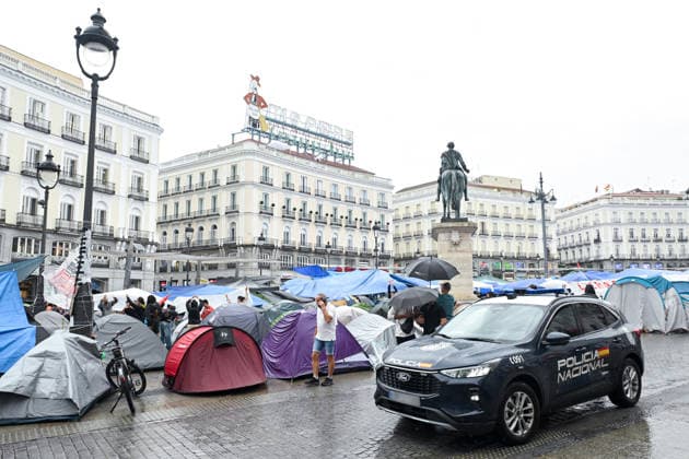 The Puerta del Sol encampment continues despite the rain. Dozens of people remain camped out at Puerta del Sol to protest the housing crisis, on September 28, 2026, in Madrid, Spain. The rain has forced participants in the encampment for the right to housing to readjust their awnings and tarps, but the Tenants’ Union is maintaining the protest and continues to distribute food among those in attendance. They are demanding a new housing decree dubbed the Maricarmen Decree in honor of the octogenarian who was evicted last Wednesday, September 23, in Madrid, which would provide measures to guarantee the right to housing. SEPTEMBER 28, 2026 Madrid Madrid, Spain  Copyright: xGustavoxValientex 7806363
