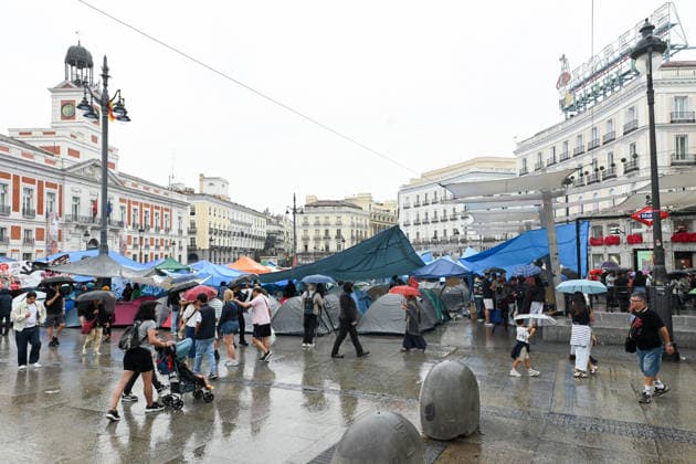 The Puerta del Sol encampment continues despite the rain. Dozens of people remain camped out at Puerta del Sol to protest the housing crisis, on September 28, 2026, in Madrid, Spain. The rain has forced participants in the encampment for the right to housing to reposition their awnings and tarps, but the Tenants’ Union is maintaining the protest and continues to distribute food among those present. They are demanding a new housing decree dubbed the Maricarmen Decree in honor of the octogenarian who was evicted last Wednesday, September 23, in Madrid, which would provide measures to guarantee the right to housing. SEPTEMBER 28, 2026 Madrid, Spain  Copyright: xGustavoxValientex 7806359