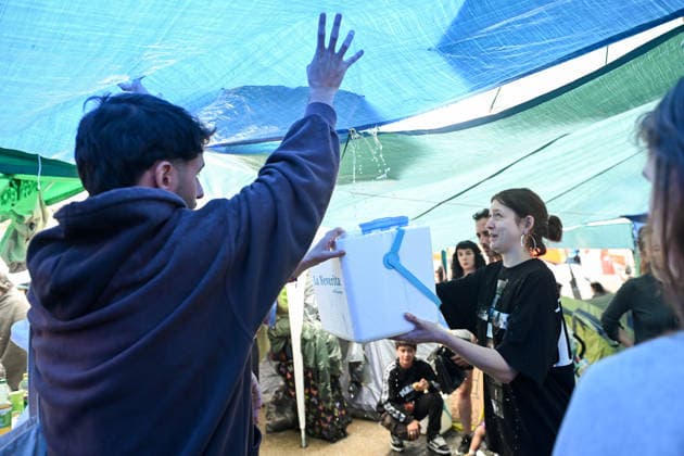 The Puerta del Sol encampment continues despite the rain. Dozens of people remain camped out to protest the housing crisis despite the rain at Puerta del Sol on September 28, 2026, in Madrid, Spain. The rain has forced participants in the encampment for the right to housing to readjust their awnings and tarps, but the Tenants’ Union is maintaining the protest and continues to distribute food among those present. They are demanding a new housing decree dubbed the Maricarmen Decree in honor of the octogenarian who was evicted last Wednesday, September 23, in Madrid, that provides measures to guarantee the right to housing. SEPTEMBER 28, 2026 Madrid Madrid, Spain  Copyright: xGustavoxValientex 7806371