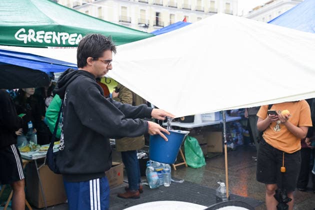The Puerta del Sol encampment continues despite the rain. Dozens of people remain camped out to protest the housing crisis despite the rain at Puerta del Sol on September 28, 2026, in Madrid, Spain. The rain has forced participants in the encampment for the right to housing to readjust their awnings and tarps, but the Tenants’ Union is maintaining the protest and continues to distribute food among those present. They are demanding a new housing decree dubbed the Maricarmen Decree in honor of the octogenarian who was evicted last Wednesday, September 23, in Madrid, that provides measures to guarantee the right to housing. SEPTEMBER 28, 2026 Madrid Madrid, Spain  Copyright: xGustavoxValientex 7806375