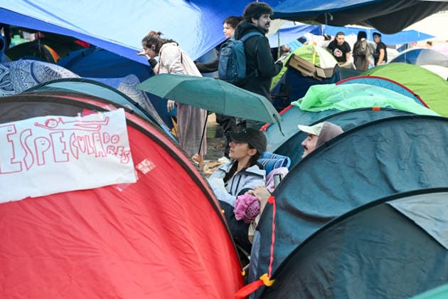 The Puerta del Sol encampment continues despite the rain. Dozens of people remain camped out to protest the housing crisis despite the rain at Puerta del Sol on September 28, 2026, in Madrid, Spain. The rain has forced participants in the encampment for the right to housing to readjust their awnings and tarps, but the Tenants’ Union is maintaining the protest and continues to distribute food among those present. They are calling for a new housing decree dubbed the Maricarmen Decree in honor of the octogenarian who was evicted last Wednesday, September 23, in Madrid, which would provide measures to guarantee the right to housing. SEPTEMBER 28, 2026 Madrid Madrid, Spain  Copyright: xGustavoxValientex 7806421