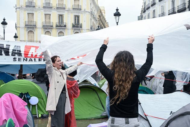 The Puerta del Sol encampment continues despite the rain. Dozens of people remain camped out to protest the housing crisis despite the rain at Puerta del Sol on September 28, 2026, in Madrid, Spain. The rain has forced participants in the encampment for the right to housing to readjust their awnings and tarps, but the Tenants’ Union is maintaining the protest and continues to distribute food among those present. They are calling for a new housing decree dubbed the Maricarmen Decree in honor of the octogenarian who was evicted last Wednesday, September 23, in Madrid, which would provide measures to guarantee the right to housing. SEPTEMBER 28, 2026 Madrid Madrid, Spain  Copyright: xGustavoxValientex 7806423
