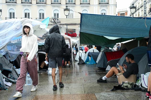 The Puerta del Sol encampment continues despite the rain. Dozens of people remain camped out to protest the housing crisis despite the rain at Puerta del Sol on September 28, 2026, in Madrid, Spain. The rain has forced participants in the encampment for the right to housing to readjust their awnings and tarps, but the Tenants’ Union is maintaining the protest and continues to distribute food among those present. They are calling for a new housing decree dubbed the Maricarmen Decree in honor of the octogenarian who was evicted last Wednesday, September 23, in Madrid, which would provide measures to guarantee the right to housing. SEPTEMBER 28, 2026 Madrid Madrid, Spain  Copyright: xGustavoxValientex 7806424