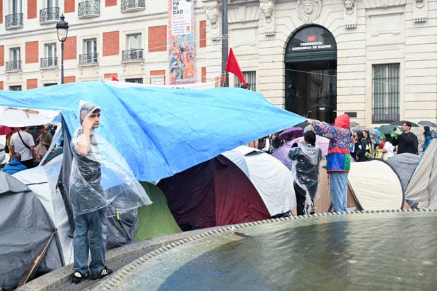 The Puerta del Sol encampment continues despite the rain. Dozens of people remain camped out to protest the housing crisis despite the rain at Puerta del Sol on September 28, 2026, in Madrid, Spain. The rain has forced participants in the encampment for the right to housing to readjust their awnings and tarps, but the Tenants’ Union is maintaining the protest and continues to distribute food among those present. They are demanding a new housing decree dubbed the Maricarmen Decree in honor of the octogenarian who was evicted last Wednesday, September 23, in Madrid, which would provide measures to guarantee the right to housing. SEPTEMBER 28, 2026 Madrid Madrid, Spain  Copyright: xGustavoxValientex 7806419
