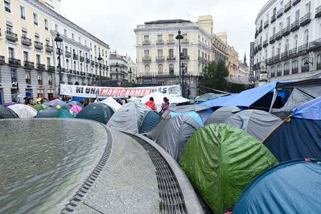 The Puerta del Sol encampment continues despite the rain. Dozens of people remain camped out to protest the housing crisis despite the rain at Puerta del Sol on September 28, 2026, in Madrid, Spain. The rain has forced participants in the encampment for the right to housing to readjust their awnings and tarps, but the Tenants’ Union is maintaining the protest and continues to distribute food among those present. They are demanding a new housing decree dubbed the Maricarmen Decree in honor of the octogenarian who was evicted last Wednesday, September 23, in Madrid, which would provide measures to guarantee the right to housing. SEPTEMBER 28, 2026 Madrid Madrid, Spain  Copyright: xGustavoxValientex 7806420