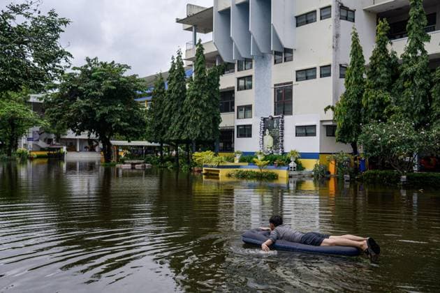 September 28, 2026, Bangkok, Thailand: BANGKOK, THAILAND, SEPTEMBER 28, 2026: Residents, vendors and commuters adapt to daily life amid flooding in Bang Kapi district as floodwaters disrupt normal routines. At Bang Kapi Market, vendors continue serving customers and moving through flooded market lanes, while residents of Khlong Chan Housing Estate have also faced disruptions to electricity and running water, adding to difficulties accessing homes. Bangkok Thailand  - ZUMAq101 20260928_zna_q101_115 Copyright: xWatsawatxKoktabtimx