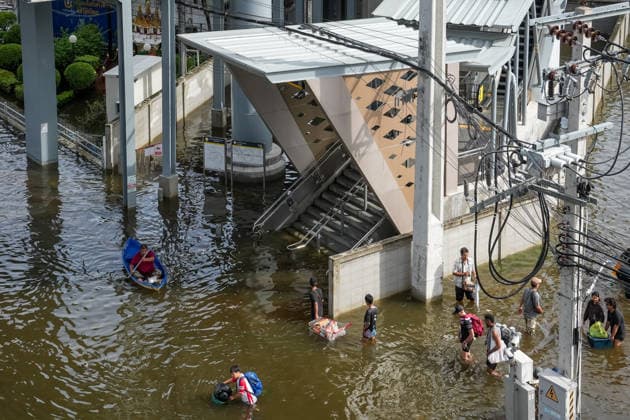 Severe floods in Bang Kapi District, Bangkok - 28 Sept 2026 A view of a metro entrance as people walk or use boats through the floodwater to reach it on Lat Phrao Road in Bang Kapi District. On September 26, all 50 districts of Bangkok were declared disaster-affected areas. Three days later, floodwaters still remained in parts of the city. In heavily affected areas such as Bang Kapi District, residents remained in floodwater. Bangkok Thailand Copyright: xNathaliexJamoisx xSOPAxImagesx NathalieJamois_BangKapiFlood2026-10