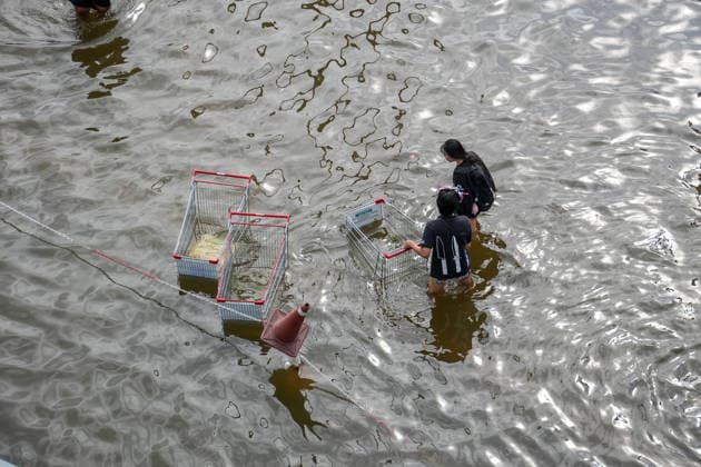 Severe floods in Bang Kapi District, Bangkok - 28 Sept 2026 Two girls pick up a shopping cart from the floodwater on Lat Phrao Road in Bang Kapi District. On September 26, all 50 districts of Bangkok were declared disaster-affected areas. Three days later, floodwaters still remained in parts of the city. In heavily affected areas such as Bang Kapi District, residents remained in floodwater. Bangkok Thailand Copyright: xNathaliexJamoisx xSOPAxImagesx NathalieJamois_BangKapiFlood2026-14