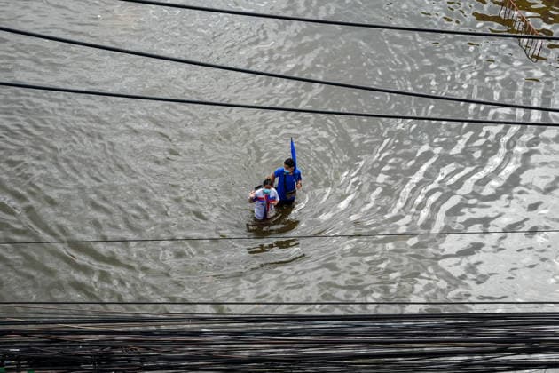Severe floods in Bang Kapi District, Bangkok - 28 Sept 2026 A view from above of a couple walking through the floodwater on Lat Phrao Road in Bang Kapi District. On September 26, all 50 districts of Bangkok were declared disaster-affected areas. Three days later, floodwaters still remained in parts of the city. In heavily affected areas such as Bang Kapi District, residents remained in floodwater. Bangkok Thailand Copyright: xNathaliexJamoisx xSOPAxImagesx NathalieJamois_BangKapiFlood2026-5