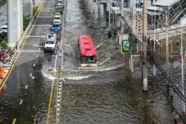 Severe floods in Bang Kapi District, Bangkok - 28 Sept 2026 A view of a bus driving through the floodwater on Lat Phrao Road in Bang Kapi District. On September 26, all 50 districts of Bangkok were declared disaster-affected areas. Three days later, floodwaters still remained in parts of the city. In heavily affected areas such as Bang Kapi District, residents remained in floodwater. Bangkok Thailand Copyright: xNathaliexJamoisx xSOPAxImagesx NathalieJamois_BangKapiFlood2026-6