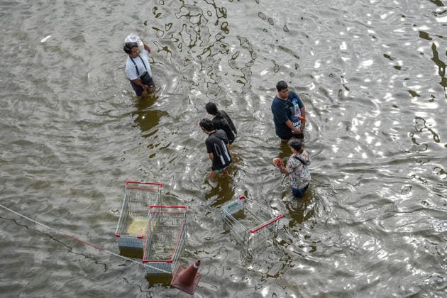 Severe floods in Bang Kapi District, Bangkok - 28 Sept 2026 A view of people carrying food through the floodwater, with abandoned supermarket shopping carts, on Lat Phrao Road in Bang Kapi District. On September 26, all 50 districts of Bangkok were declared disaster-affected areas. Three days later, floodwaters still remained in parts of the city. In heavily affected areas such as Bang Kapi District, residents remained in floodwater. Bangkok Thailand Copyright: xNathaliexJamoisx xSOPAxImagesx NathalieJamois_BangKapiFlood2026-15