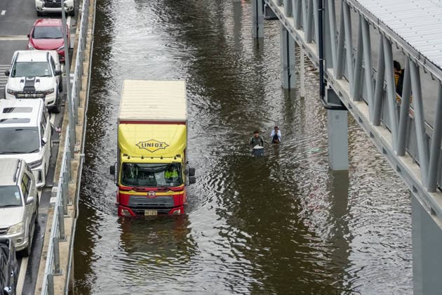 Severe floods in Bang Kapi District, Bangkok - 28 Sept 2026 A view of a delivery truck driving through a heavily flooded street, with two people walking through the water carrying food supplies on the side, on Lat Phrao Road in Bang Kapi District. On September 26, all 50 districts of Bangkok were declared disaster-affected areas. Three days later, floodwaters still remained in parts of the city. In heavily affected areas such as Bang Kapi District, residents remained in floodwater. Bangkok Thailand Copyright: xNathaliexJamoisx xSOPAxImagesx NathalieJamois_BangKapiFlood2026-17