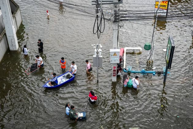 Severe floods in Bang Kapi District, Bangkok - 28 Sept 2026 A view of people carrying food through the floodwater, some walking, others using boats or pushing carts along the flooded street on Lat Phrao Road in Bang Kapi District. On September 26, all 50 districts of Bangkok were declared disaster-affected areas. Three days later, floodwaters still remained in parts of the city. In heavily affected areas such as Bang Kapi District, residents remained in floodwater. Bangkok Thailand Copyright: xNathaliexJamoisx xSOPAxImagesx NathalieJamois_BangKapiFlood2026-18