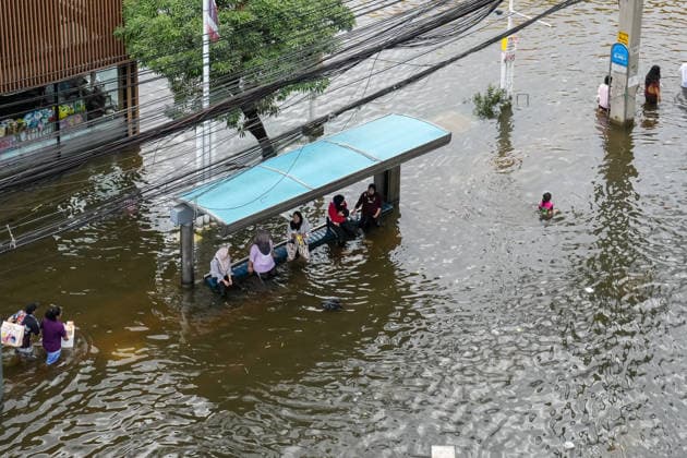 Severe floods in Bang Kapi District, Bangkok - 28 Sept 2026 A view from above of a bus stop on Lat Phrao Road, with the road flooded and people waiting for the bus in Bang Kapi District. On September 26, all 50 districts of Bangkok were declared disaster-affected areas. Three days later, floodwaters still remained in parts of the city. In heavily affected areas such as Bang Kapi District, residents remained in floodwater. Bangkok Thailand Copyright: xNathaliexJamoisx xSOPAxImagesx NathalieJamois_BangKapiFlood2026-20