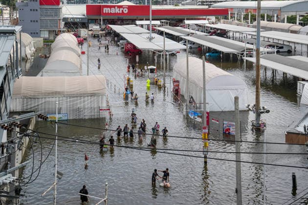 September 28, 2026, Bangkok, Thailand: A view from above of people walking to and from Makro, a wholesale food store, through the floodwater in Bang Kapi District. On September 26, all 50 districts of Bangkok were declared disaster-affected areas. Three days later, floodwaters still remained in parts of the city. In heavily affected areas such as Bang Kapi District, residents remained in floodwater. Bangkok Thailand  - ZUMAs197 20260928_aaa_s197_370 Copyright: xNathaliexJamoisx