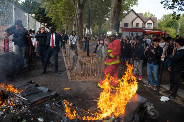 Mayor Bally Bagayoko meets with students gathered outside Frédéric Bartholdi Vocational High School - Saint-Denis Saint-Denis Mayor Bally Bagayoko reaches for a fire extinguisher as he prepares to help put out a burning rubbish bin outside Frédéric Bartholdi Vocational High School during a protest over a lack of resources in Saint-Denis, France, on September 28, 2026. Photo by Fabrice Sapte ABACAPRESS.COM Saint-Denis France  Copyright: xSaptexFabrice ABACAx