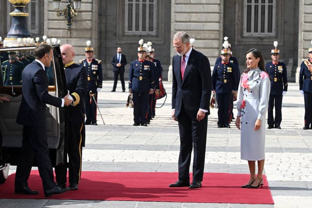 The King and Queen Welcome the President of the French Republic, Emmanuel Macron, and the First Lady with Honors. King Felipe VI and Queen Letizia welcomed the President of the French Republic, Emmanuel Macron, to the Royal Palace on September 29, 2026, in Madrid, Spain. This state visit will serve to highlight and strengthen the ties and bilateral relations between the two countries. ROYALTY PRESIDENCY HONORS PRESIDENT KING QUEEN ROYAL PALACE José Madrid Madrid Spain  Copyright: xJosÃ xOlivax 7807940
