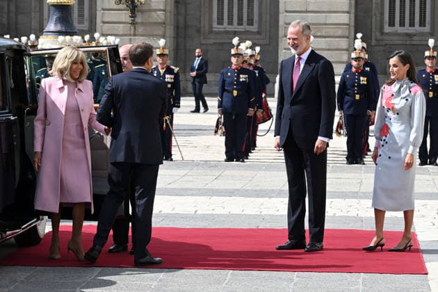 The King and Queen Welcome the President of the French Republic, Emmanuel Macron, and the First Lady with Honors King Felipe VI and Queen Letizia welcomed the President of the French Republic, Emmanuel Macron, and the First Lady, Brigitte Macron, at the Royal Palace on September 29, 2026, in Madrid, Spain. This state visit will serve to highlight and strengthen the ties and bilateral relations between the two countries. ROYALTY PRESIDENCY HONORS PRESIDENT KING QUEEN ROYAL PALACE José Madrid Madrid Spain  Copyright: xJosÃ xOlivax 7807941