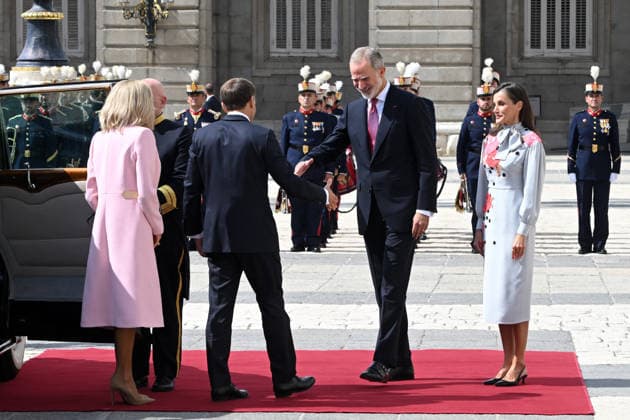 The King and Queen Welcome the President of the French Republic, Emmanuel Macron, and the First Lady with Honors King Felipe VI and Queen Letizia welcomed the President of the French Republic, Emmanuel Macron, and the First Lady, Brigitte Macron, at the Royal Palace on September 29, 2026, in Madrid, Spain. This state visit will serve to highlight and strengthen the ties and bilateral relations between the two countries. ROYALTY PRESIDENCY HONORS PRESIDENT KING QUEEN ROYAL PALACE José Madrid Madrid Spain  Copyright: xJosÃ xOlivax 7807943