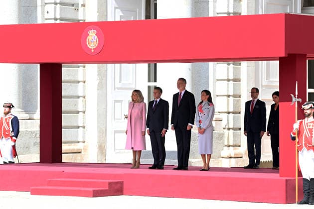 The King and Queen welcome with honors the President of the French Republic, Emmanuel Macron, and First Lady Brigitte Macron. Emmanuel Macron, King Felipe VI, and Queen Letizia during the reception with honors at the Royal Palace on September 29, 2026, in Madrid, Spain. This state visit will serve to highlight and strengthen the ties and bilateral relations between the two countries. ROYALTY PRESIDENCY HONORS PRESIDENT KING QUEEN ROYAL PALACE José Madrid Madrid Spain Copyright: xJosà xOlivax 7807973