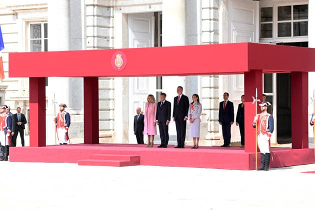 The King and Queen welcome with honors the President of the French Republic, Emmanuel Macron, and First Lady Brigitte Macron. Emmanuel Macron, King Felipe VI, and Queen Letizia during the reception with honors at the Royal Palace on September 29, 2026, in Madrid, Spain. This state visit will serve to highlight and strengthen the ties and bilateral relations between the two countries. ROYALTY PRESIDENCY HONORS PRESIDENT KING QUEEN ROYAL PALACE José Madrid Madrid Spain Copyright: xJosà xOlivax 7807977