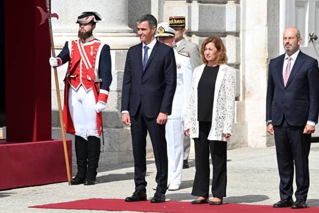 The King and Queen receive the President of the French Republic, Emmanuel Macron, and the First Lady with full honors. The Prime Minister, Pedro Sánchez, the President of the Congress, Francina Armengol, and the President of the Senate, Pedro Rollán, during the reception with honors at the Royal Palace on September 29, 2026, in Madrid, Spain. This state visit will serve to highlight and strengthen the ties and bilateral relations between the two countries. ROYALTY PRESIDENCY HONORS PRESIDENT KING QUEEN ROYAL PALACE José Madrid Madrid Spain Copyright: xJosà xOlivax 7807985