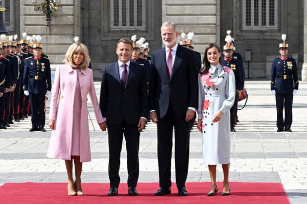 The King and Queen welcome the President of the French Republic, Emmanuel Macron, and First Lady Brigitte Macron with full honors. Emmanuel Macron, King Felipe VI, and Queen Letizia pose for the media during the reception with full honors at the Royal Palace on September 29, 2026, in Madrid, Spain. This state visit will serve to highlight and strengthen the ties and bilateral relations between the two countries. ROYALTY PRESIDENCY HONORS PRESIDENT KING QUEEN ROYAL PALACE José Madrid Madrid Spain Copyright: xJosà xOlivax 7807966