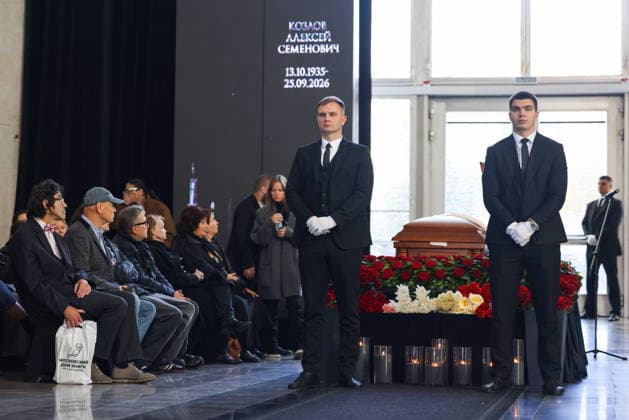 RUSSIA, MOSCOW - SEPTEMBER 29, 2026: Mourners attend a farewell ceremony for actor, jazz sax player, composer Alexei Kozlov in the Mourning Hall at Troyekurovskoye Cemetery. Sergei Fadeichev TASS  98525228