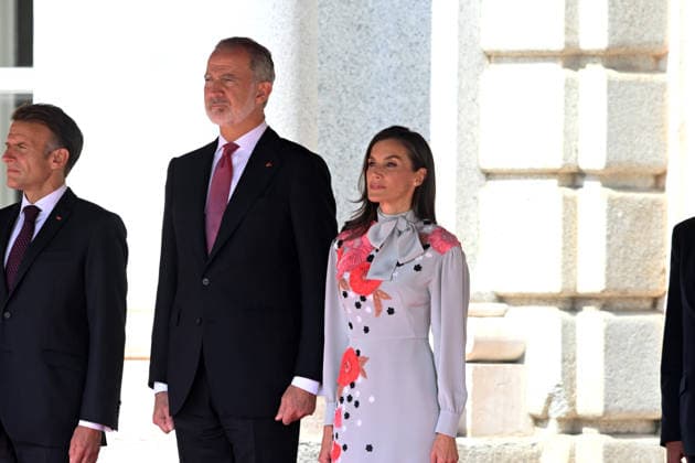 The King and Queen welcome the President of the French Republic, Emmanuel Macron, and the First Lady with full honors. The President of the French Republic, Emmanuel Macron, King Felipe VI, and Queen Letizia during the reception with full honors at the Royal Palace on September 29, 2026, in Madrid, Spain. This state visit will serve to highlight and strengthen the ties and bilateral relations between the two countries. ROYALTY PRESIDENCY HONORS PRESIDENT KING QUEEN ROYAL PALACE José Madrid Madrid Spain Copyright: xJosà xOlivax 7807988