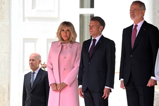 The King and Queen receive the President of the French Republic, Emmanuel Macron, and the First Lady with honors. The First Lady, Brigitte Macron, the President of the French Republic, Emmanuel Macron, and King Felipe VI during the reception with full honors at the Royal Palace on September 29, 2026, in Madrid, Spain. This state visit will serve to highlight and strengthen the ties and bilateral relations between the two countries. ROYALTY PRESIDENCY HONORS PRESIDENT KING QUEEN ROYAL PALACE José Madrid Madrid Spain Copyright: xJosà xOlivax 7807993