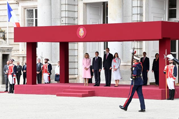 The King and Queen welcome with honors the President of the French Republic, Emmanuel Macron, and First Lady Brigitte Macron. Emmanuel Macron, King Felipe VI, and Queen Letizia during the reception with honors at the Royal Palace on September 29, 2026, in Madrid, Spain. This state visit will serve to highlight and strengthen the ties and bilateral relations between the two countries. ROYALTY José Madrid Madrid Spain Copyright: xJosà xOlivax 7808221