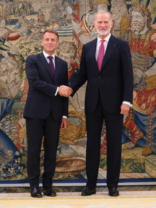 State visit to Spain of French Presidential couple – Lunch At Zarzuela Palace French President Emmanuel Macron and Spanish King Felipe VI pictured after a lunch at Zarzuela Palace in Madrid, Spain on September 29 2026. French Presidential couple pays a two-day state visit to Spain. Photo by Eliot Blondet ABACAPRESS.COM Madrid Spain  Copyright: xBlondetxEliot ABACAx