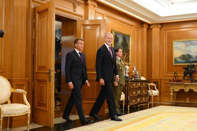 State visit to Spain of French Presidential couple – Lunch At Zarzuela Palace French President Emmanuel Macron and Spanish King Felipe VI pictured after a lunch at Zarzuela Palace in Madrid, Spain on September 29 2026. French Presidential couple pays a two-day state visit to Spain. Photo by Eliot Blondet ABACAPRESS.COM Madrid Spain  Copyright: xBlondetxEliot ABACAx
