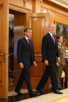 State visit to Spain of French Presidential couple – Lunch At Zarzuela Palace French President Emmanuel Macron and Spanish King Felipe VI pictured after a lunch at Zarzuela Palace in Madrid, Spain on September 29 2026. French Presidential couple pays a two-day state visit to Spain. Photo by Eliot Blondet ABACAPRESS.COM Madrid Spain  Copyright: xBlondetxEliot ABACAx