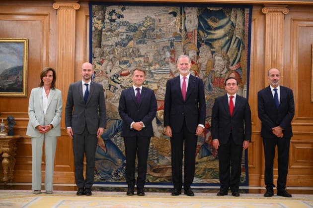 State visit to Spain of French Presidential couple – Lunch At Zarzuela Palace Spain s King Felipe VI (C,R), France s President Emmanuel Macron (C,L), France s Foreign Affairs Minister Jean-Noel Barrot (2L), France s ambassador to Spain Kareen Rispal (L), Spain s Foreign Minister Jose Manuel Albares (2R) pose prior a meeting at Madrid s Zarzuela Palace on September 29, 2026. French President Emmanuel Macron is on a two-day official visit in Spain.. Photo by Eliot Blondet ABACAPRESS.COM Madrid Spain  Copyright: xBlondetxEliot ABACAx