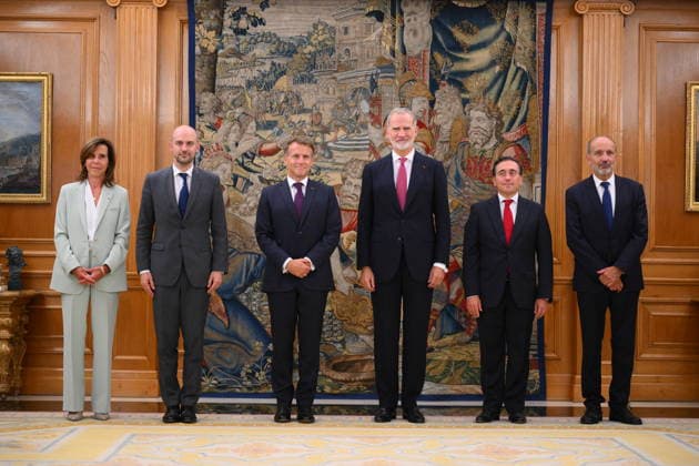 State visit to Spain of French Presidential couple – Lunch At Zarzuela Palace Spain s King Felipe VI (C,R), France s President Emmanuel Macron (C,L), France s Foreign Affairs Minister Jean-Noel Barrot (2L), France s ambassador to Spain Kareen Rispal (L), Spain s Foreign Minister Jose Manuel Albares (2R) pose prior a meeting at Madrid s Zarzuela Palace on September 29, 2026. French President Emmanuel Macron is on a two-day official visit in Spain.. Photo by Eliot Blondet ABACAPRESS.COM Madrid Spain  Copyright: xBlondetxEliot ABACAx