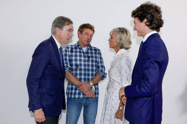 Bernard Arnault, Jonathan Anderson, Hélène Mercier Arnault, and Jean Arnault at the backstage photocall for the Dior Women’s Ready-to-Wear Spring Summer 2027 collection fashion show during Paris Fashion Week at the Tuileries Garden, September 29, 2026. Olivier Borde, Bestimage. Greeting at the Dior Women’s Ready-to-Wear Spring Summer 2027 Collection fashion show during Paris Fashion Week on September 29, 2026, in Paris, France Copyright: xOLIVIERxBORDEx xBESTIMAGExOLIVIERxBORDEx xBESTIMAGEx