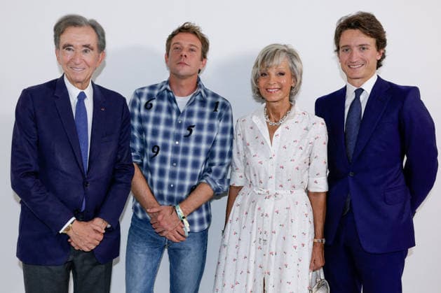 Bernard Arnault, Jonathan Anderson, Hélène Mercier Arnault, and Jean Arnault at the backstage photocall for the Dior Women’s Ready-to-Wear Spring Summer 2027 collection fashion show during Paris Fashion Week at the Tuileries Garden, September 29, 2026. Olivier Borde, Bestimage. Greeting at the Dior Women’s Ready-to-Wear Spring Summer 2027 Collection fashion show during Paris Fashion Week on September 29, 2026, in Paris, France Copyright: xOLIVIERxBORDEx xBESTIMAGExOLIVIERxBORDEx xBESTIMAGEx
