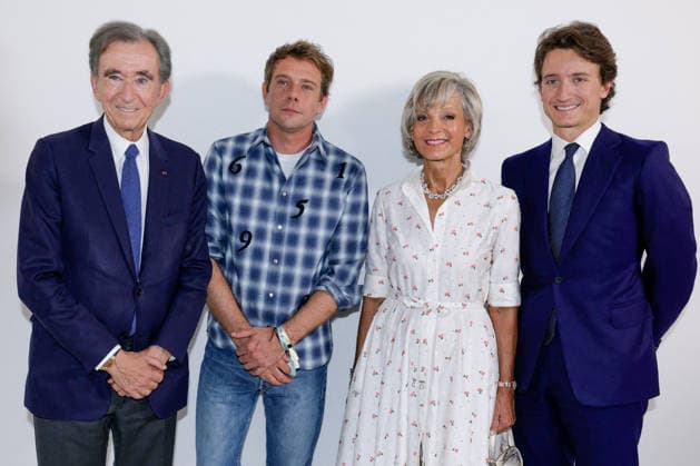 Bernard Arnault, Jonathan Anderson, Hélène Mercier Arnault, and Jean Arnault at the backstage photocall for the Dior Women’s Ready-to-Wear Spring Summer 2027 collection fashion show during Paris Fashion Week at the Tuileries Garden, September 29, 2026. Olivier Borde, Bestimage. Greeting at the Dior Women’s Ready-to-Wear Spring Summer 2027 Collection fashion show during Paris Fashion Week on September 29, 2026, in Paris, France Copyright: xOLIVIERxBORDEx xBESTIMAGExOLIVIERxBORDEx xBESTIMAGEx